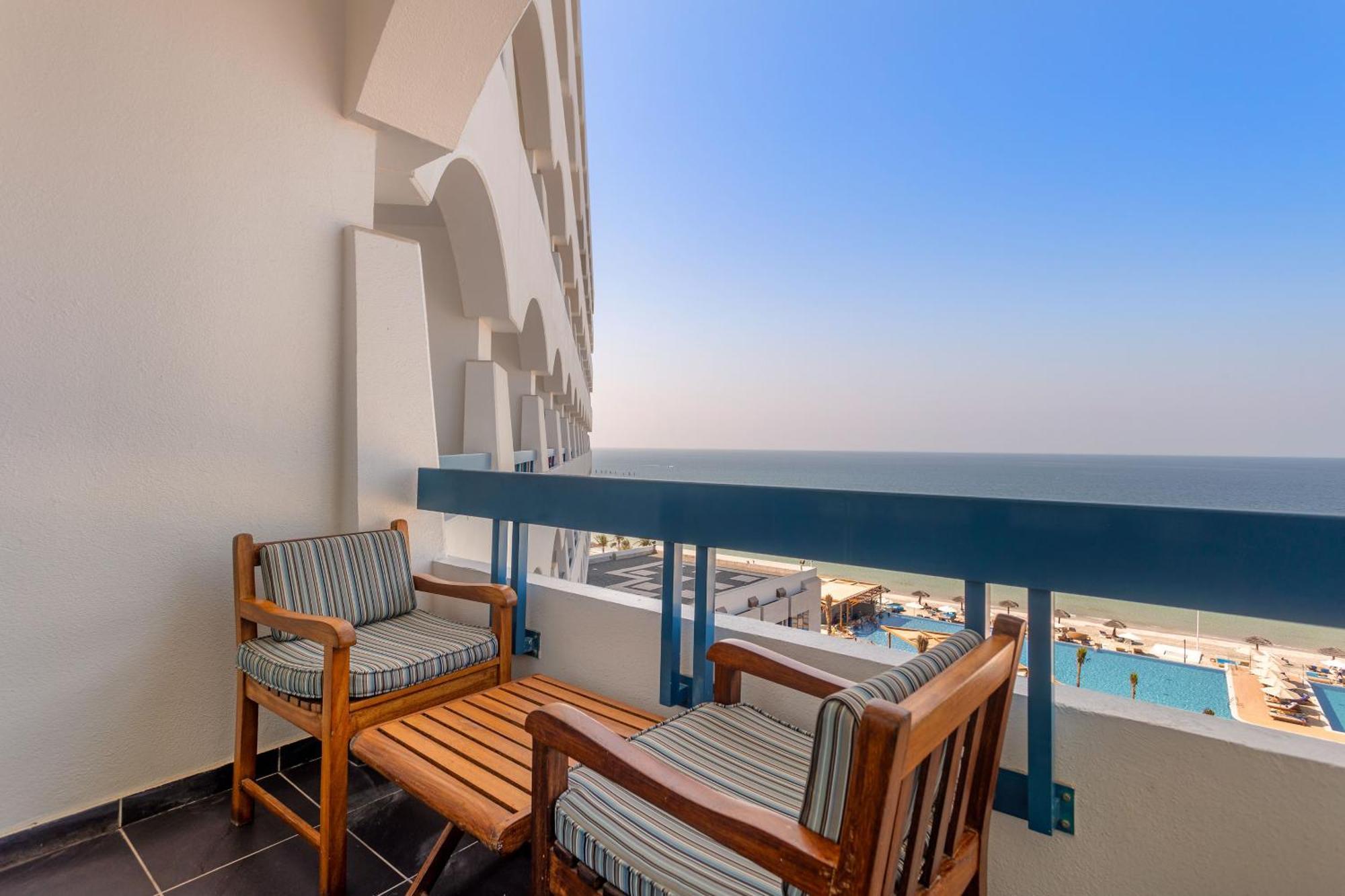 Ajman Hotel & Villas By Blazon Hotels Ngoại thất bức ảnh Balcony of a hotel room